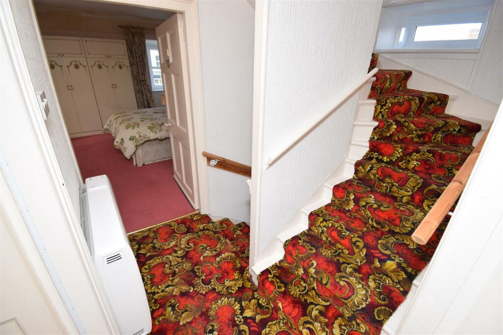 FIRST FLOOR LANDING.JPG