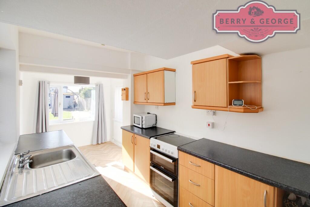 KITCHEN / BREAKFAST