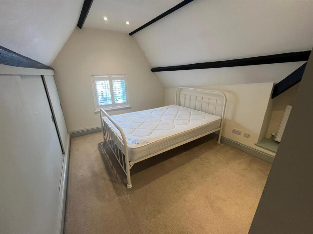 1B Silver St-bedroom.jpg