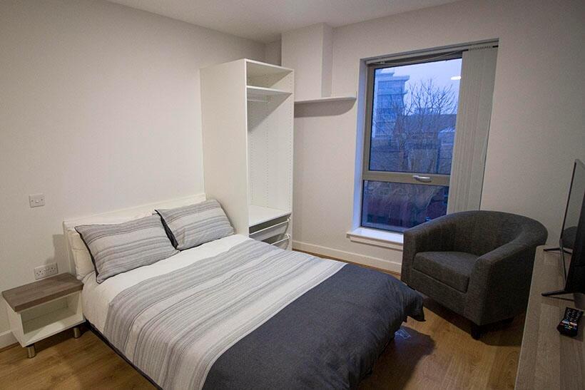 A neat and cozy double bedroom featuring a comf...