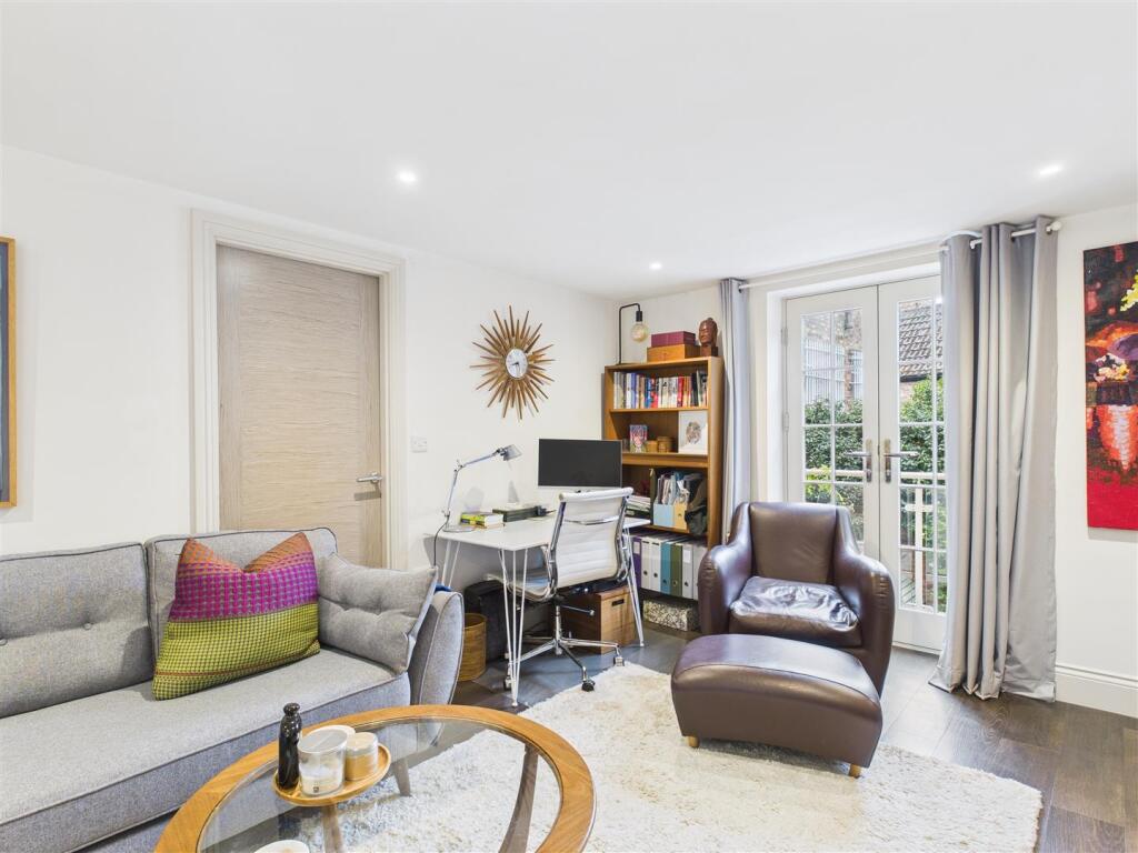 SITTING ROOM/ DINING ROOM