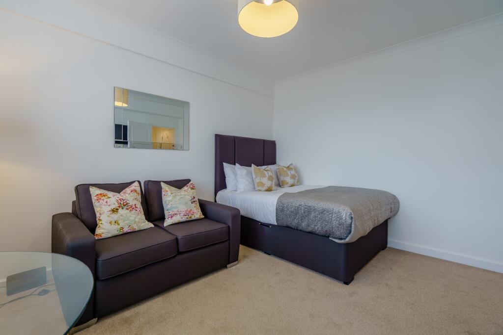 8456881-interior02
