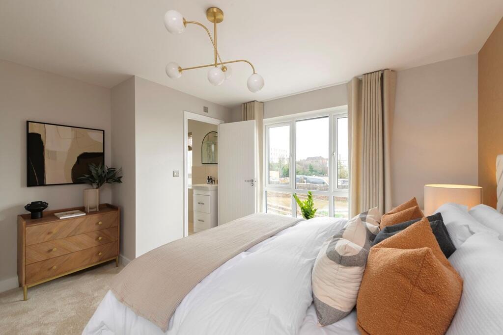 The main bedroom also features a private en-suite shower room