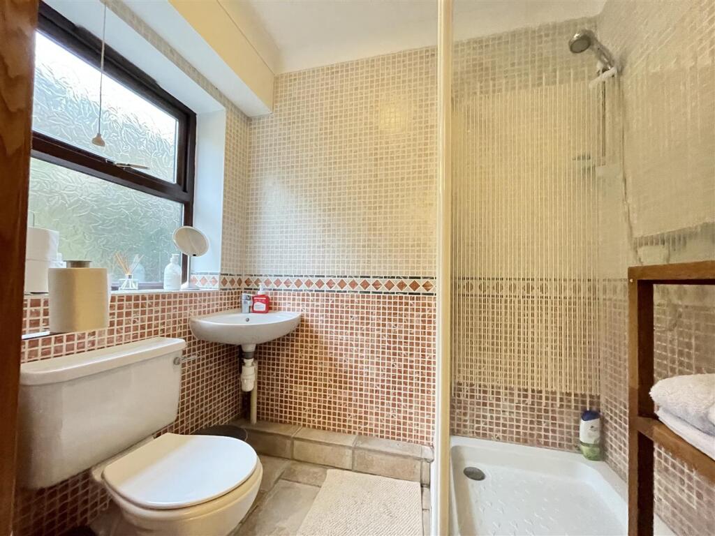 Fron Briallen downstairs wc.jpg