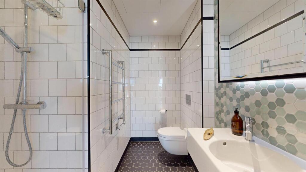 Full integrated Shower Room inside the bathroom at