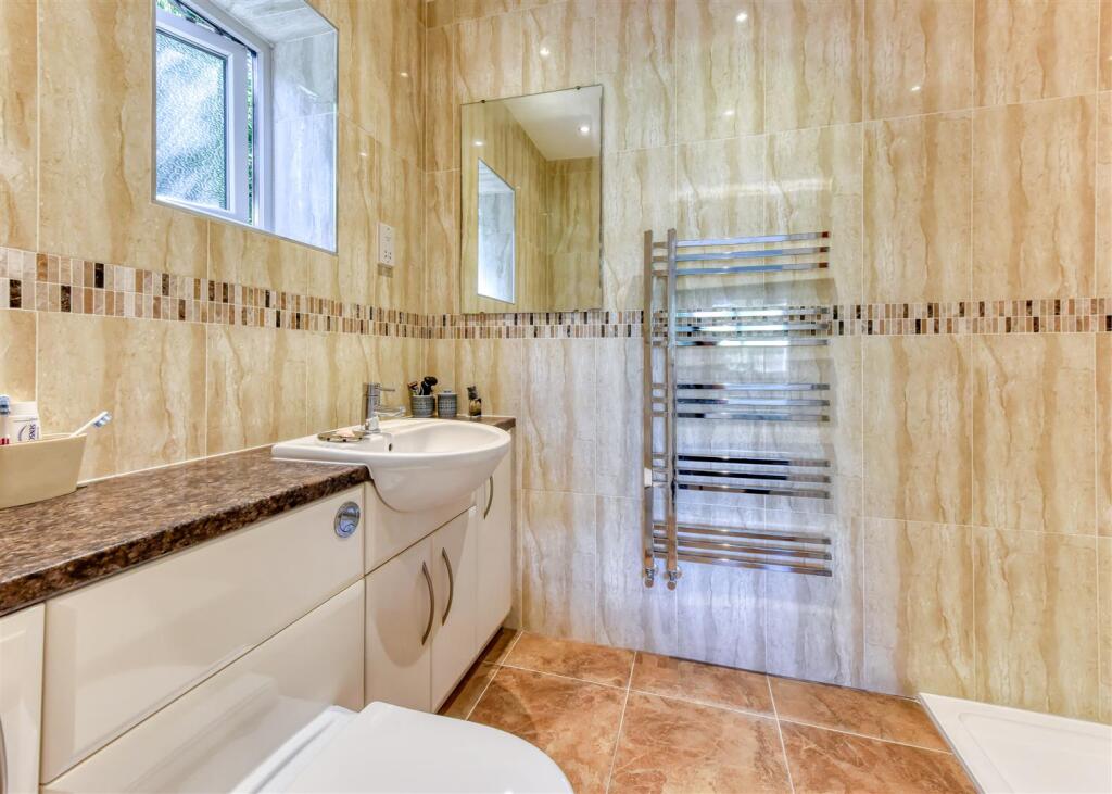 1 Castlecroft Lane-bed1 ensuite.jpg