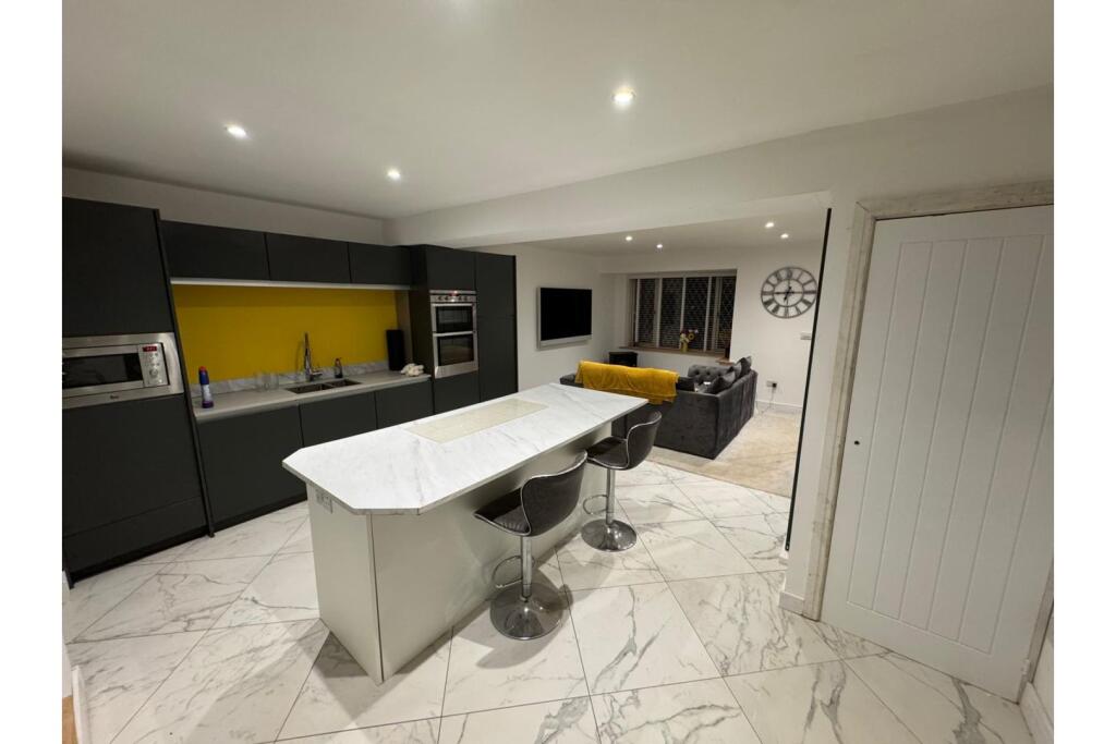Lounge / Kitchen