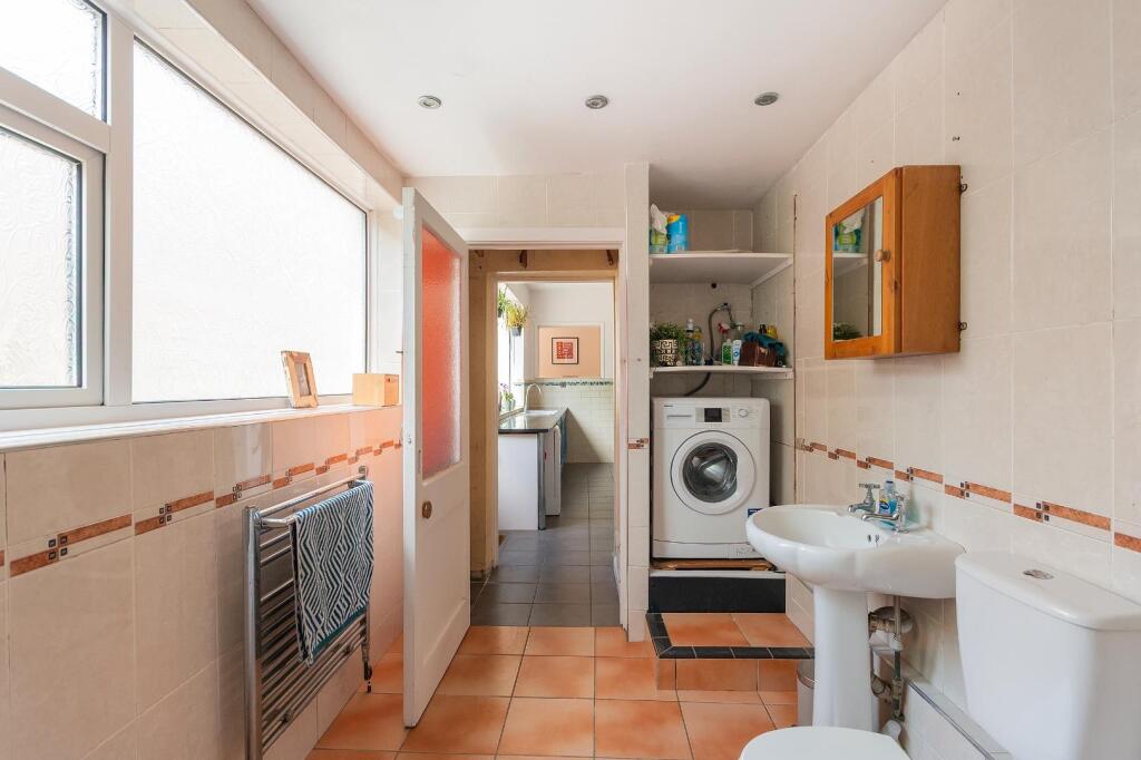 0C6REN - Bathroom A.jpg