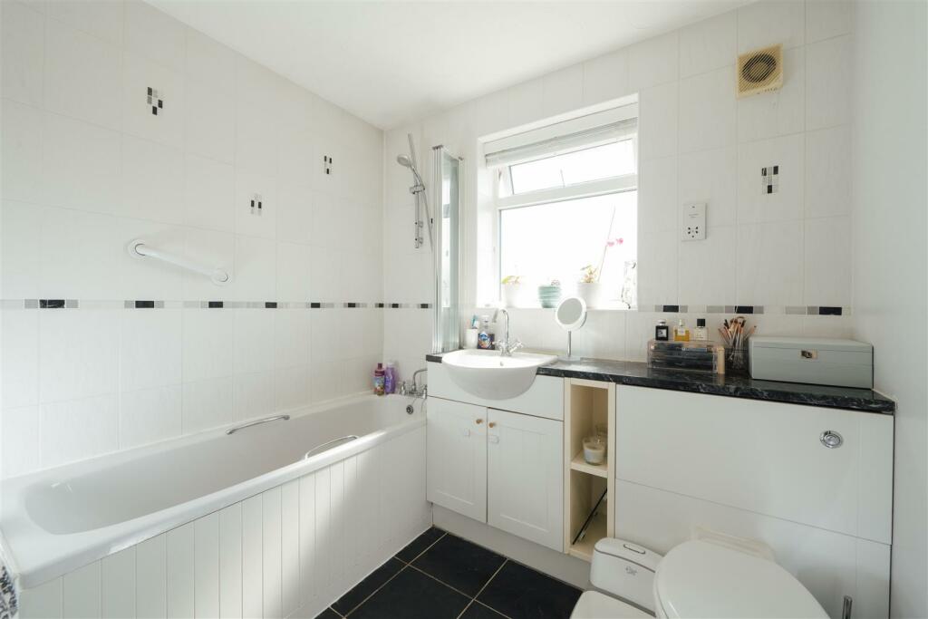 1 Mermaid Close, Hitchin-01.jpg