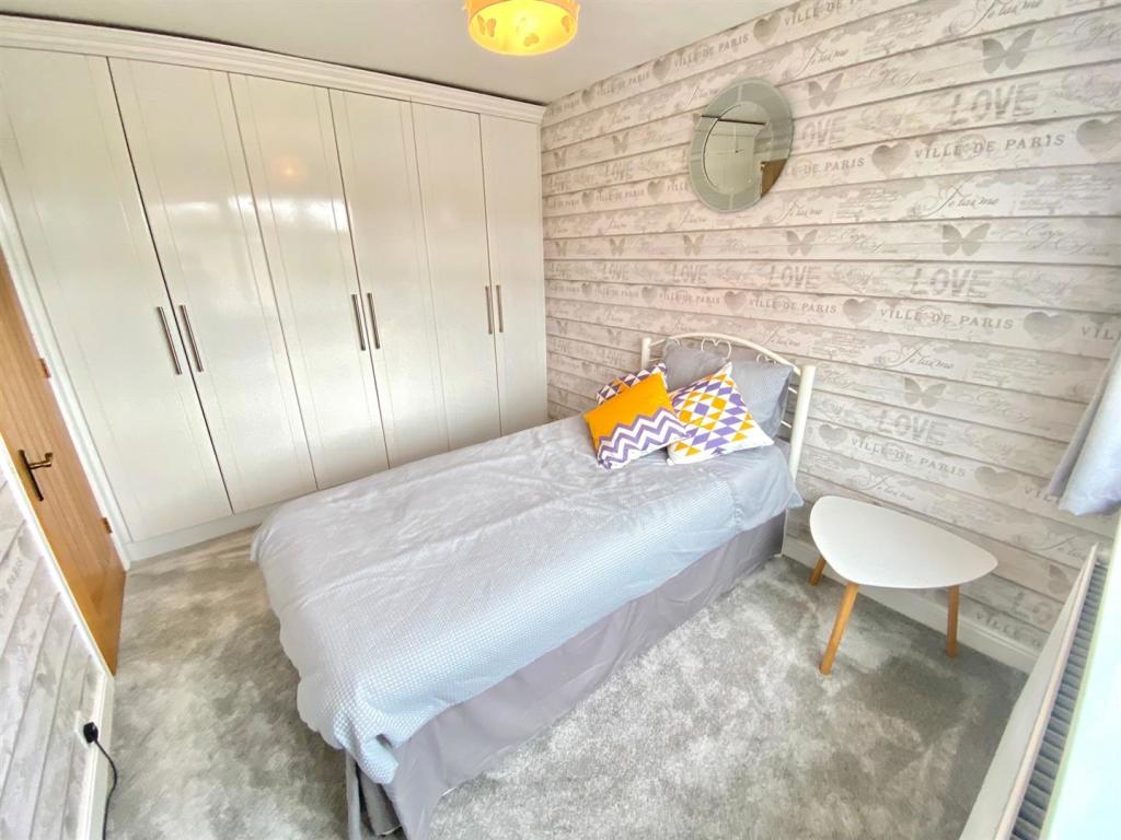 bedroom 2 (2).jpg