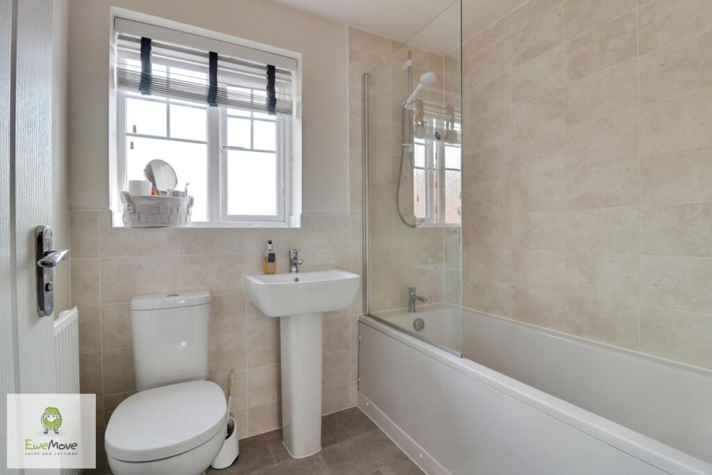 Family bathroom - EweMove Cannock