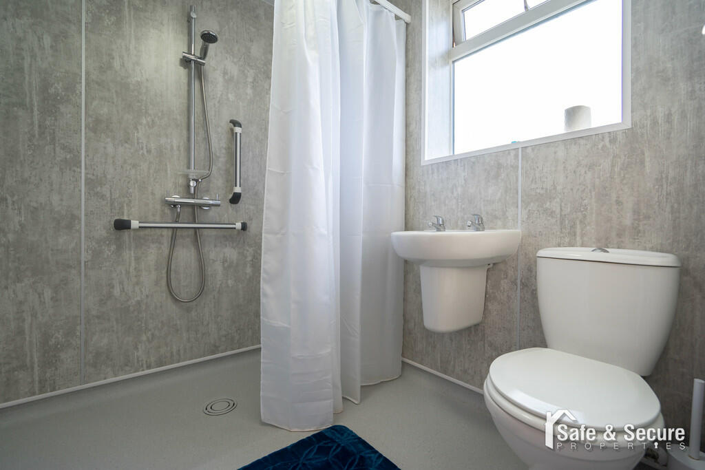 32 Leyland Close-...