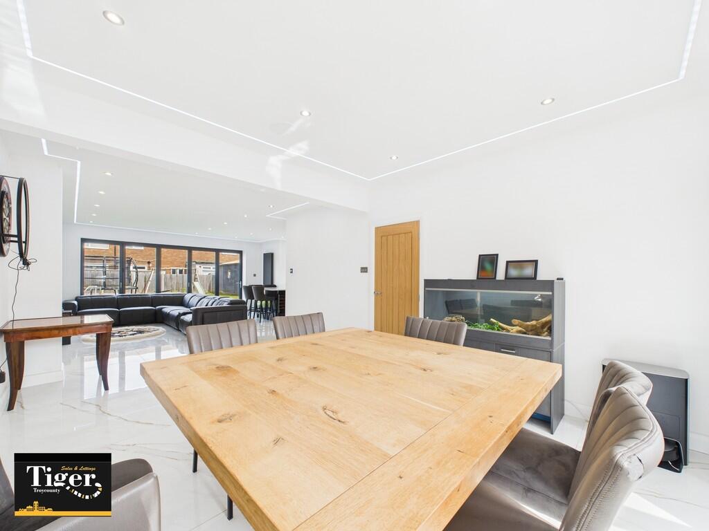 CAM02176G0-PR0559...