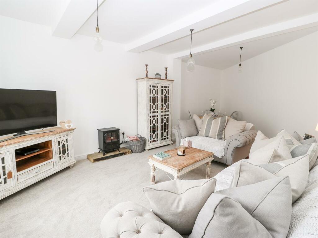 OPEN-PLAN LOUNGE/DINING ROOM