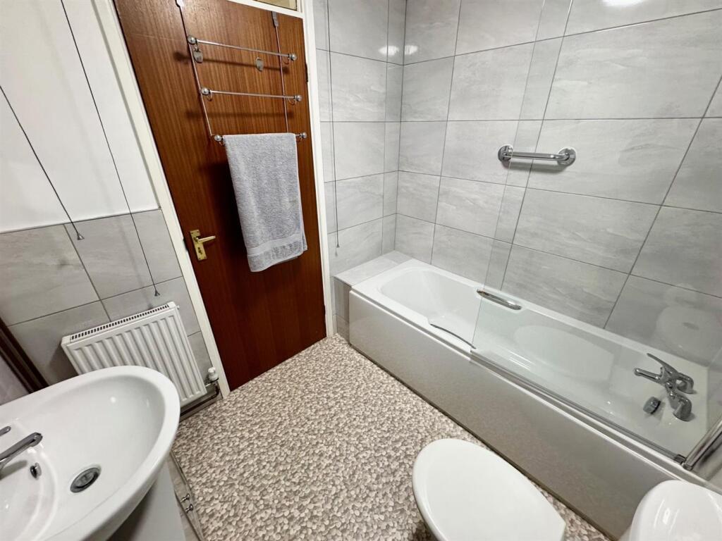 bathroom 2.jpg