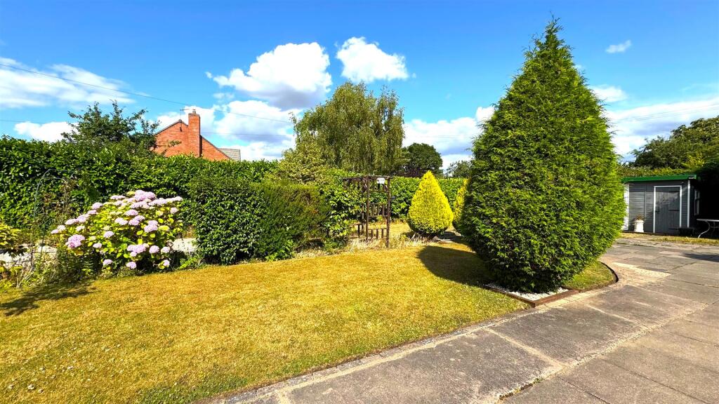 Front Garden (3).jpg