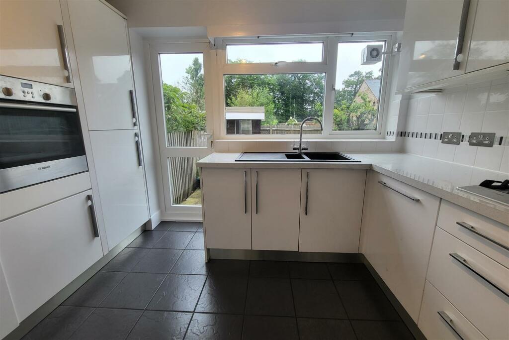 FITTED KITCHEN: PIC. 1