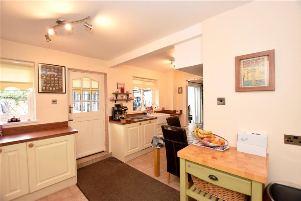 ADDITIONAL KITCHEN PHOTO