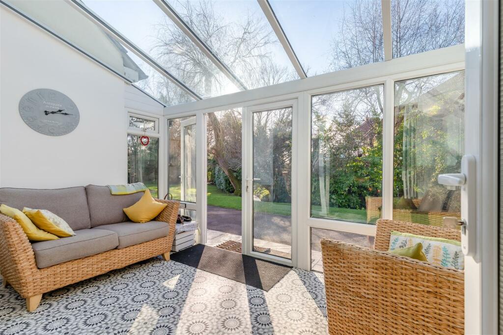 8584070-interior15.jpg