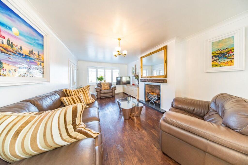 20 Hillschool Road lounge.jpg