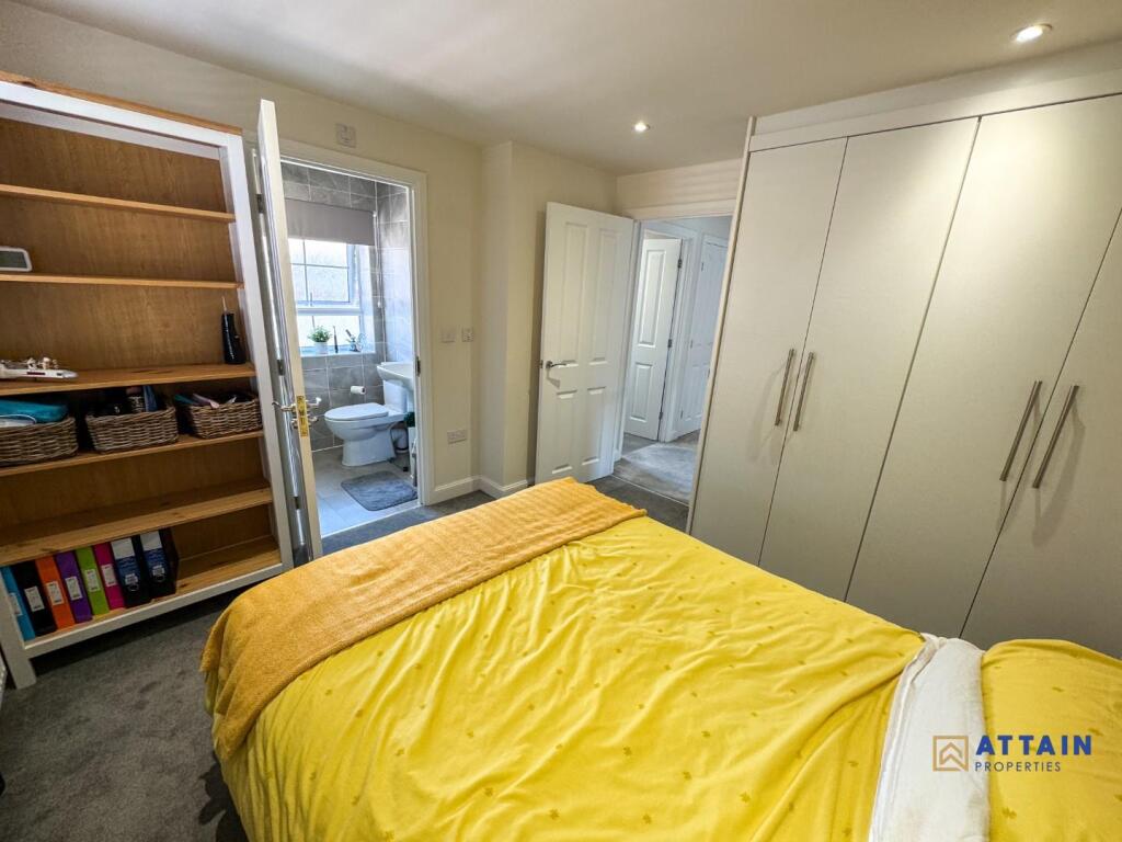 Master Bedroom - En-Suite.jpg