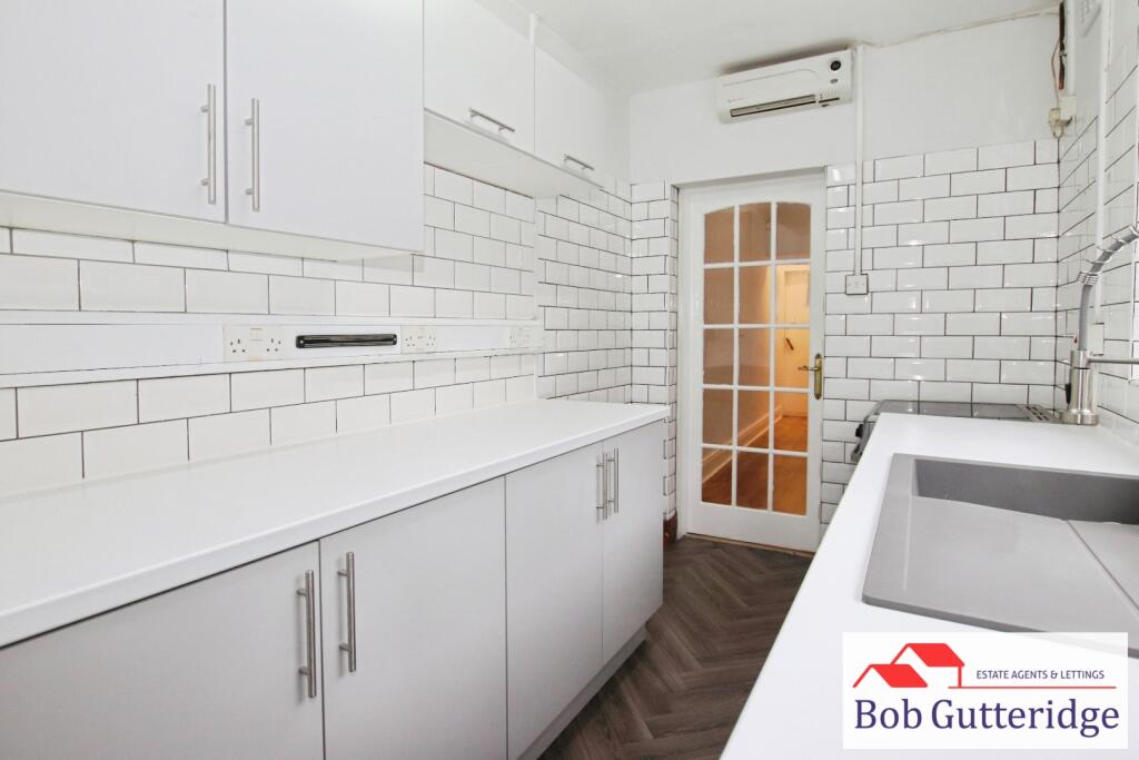 FITTED KITCHEN