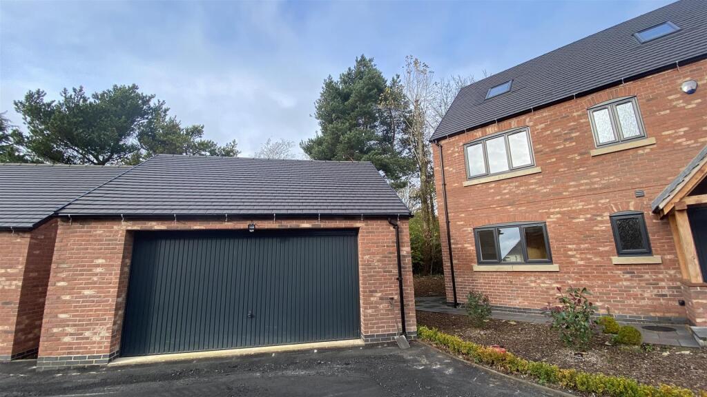 DETACHED DOUBLE GARAGE