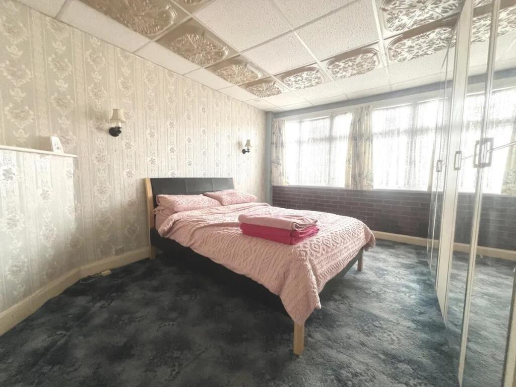 93 grosvenor bedroom 2.jpg