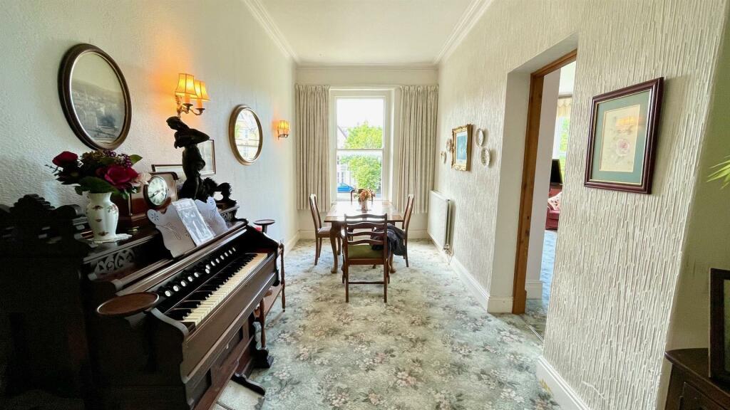 DINING/ HALLWAY