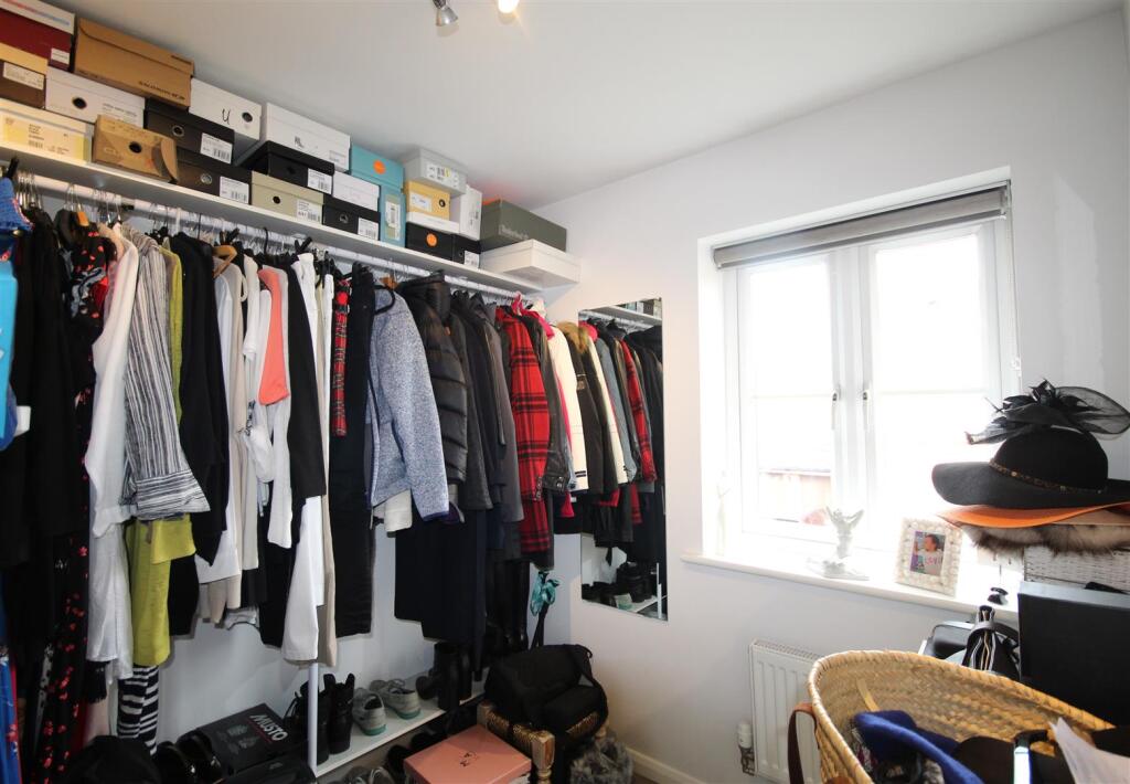 walk in wardrobe .JPG