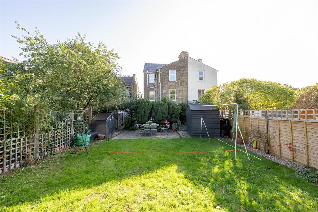 Marlborough Road, E18