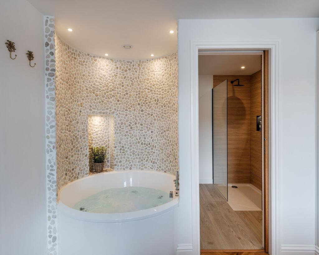Jacuzzi and Ensuite- Trafalgar Cottage Above Town-Dartmouth