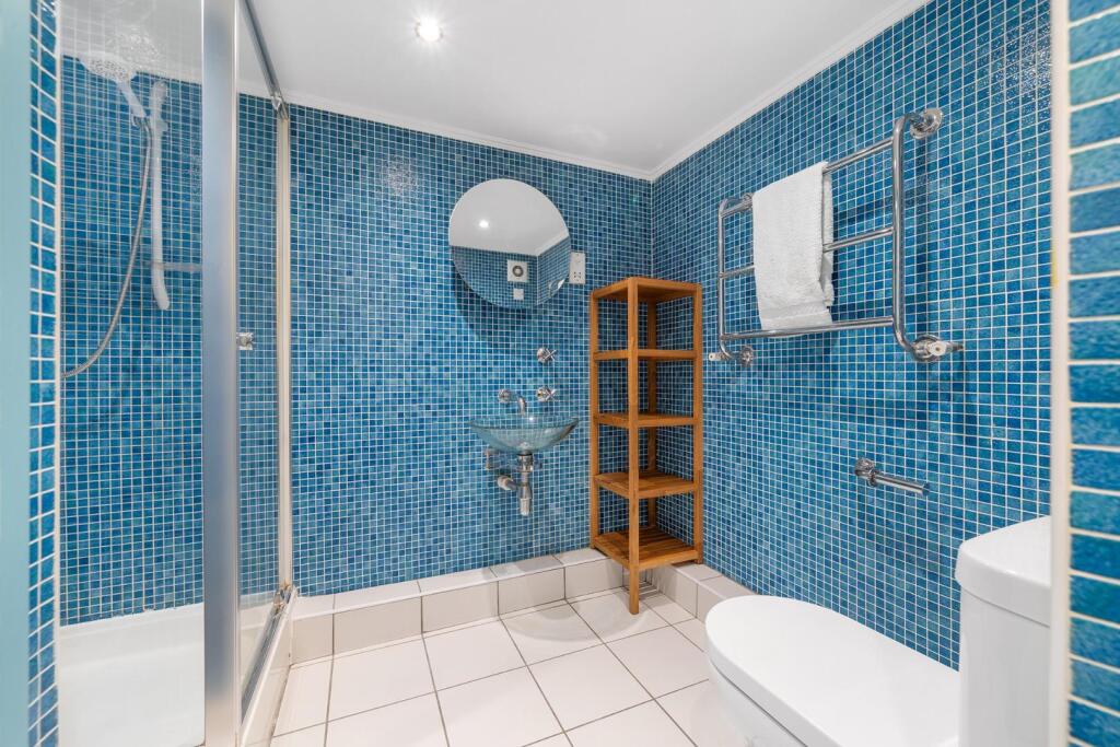 Bedroom 2 ensuite.jpg