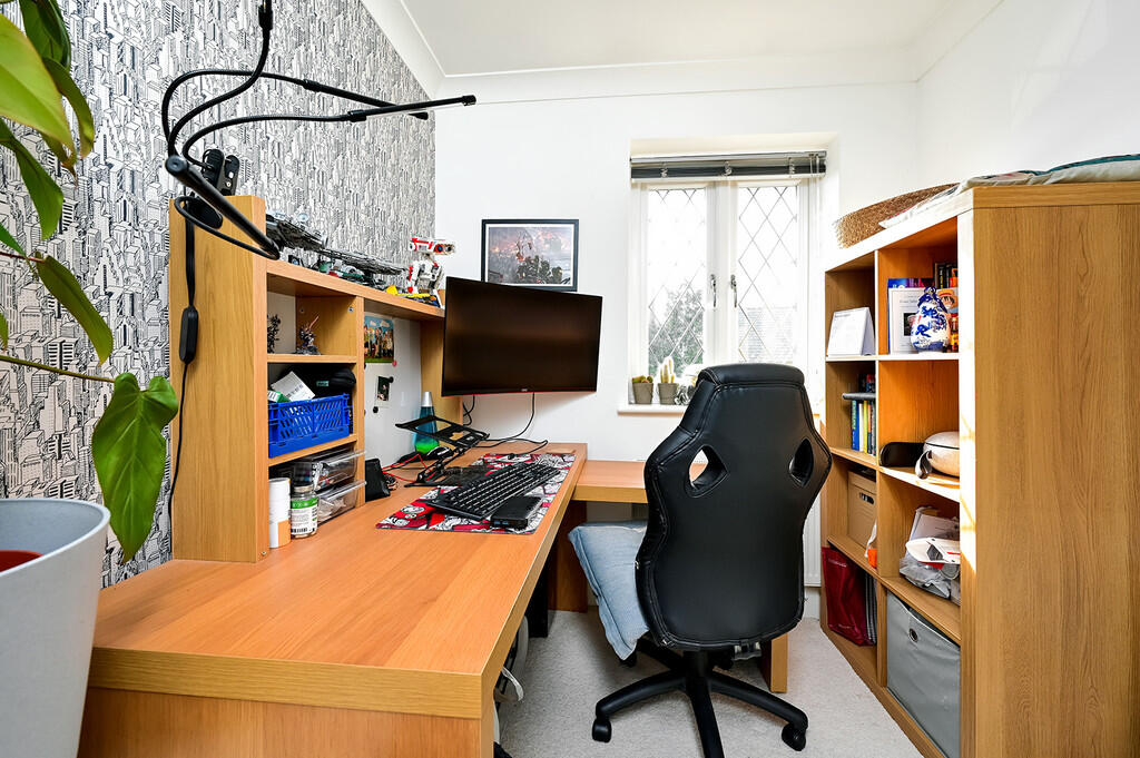 27 Thornfield Gre...