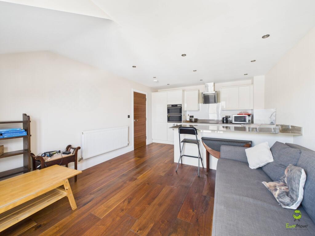 CAM03779G0-PR0291-STILL010