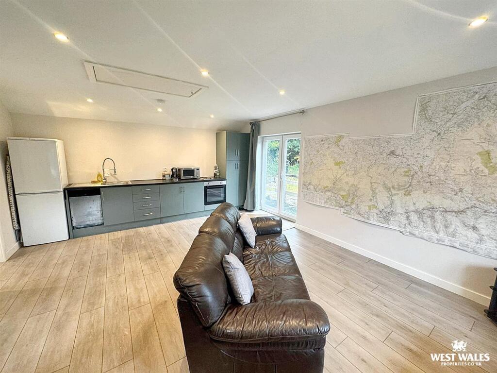 WhatsApp Image 2025-10-01 at 14.45.42 - Copy.jpg