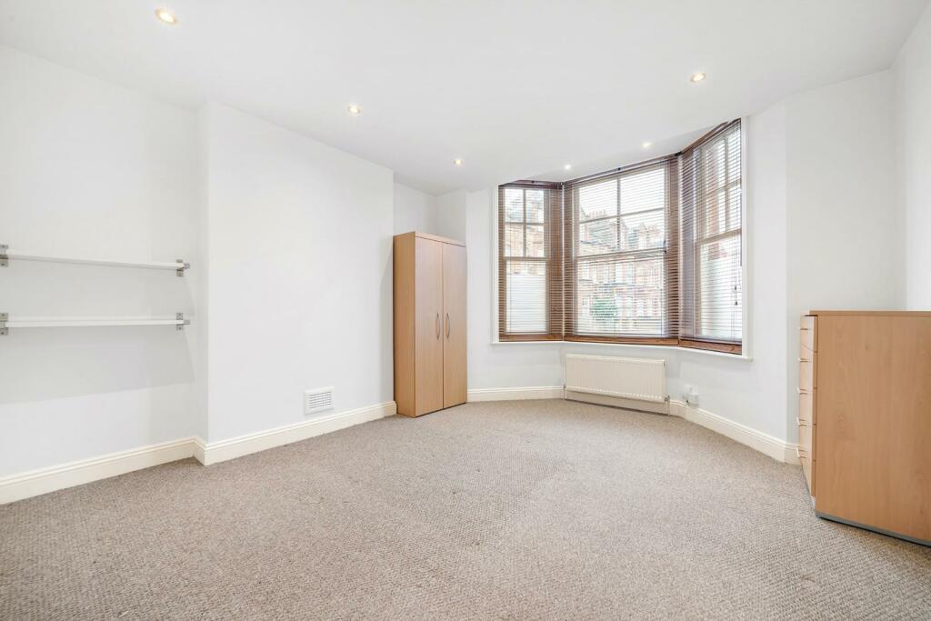 Bedroom 1.jpg
