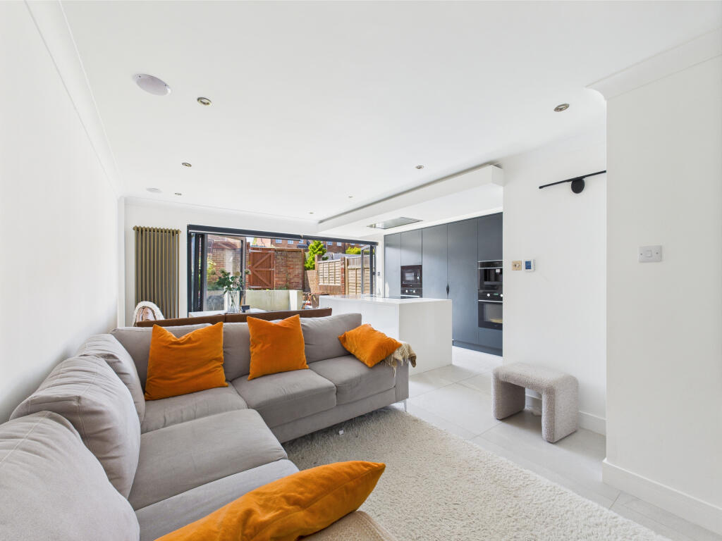 CAM01354G0-PR0508-STILL006