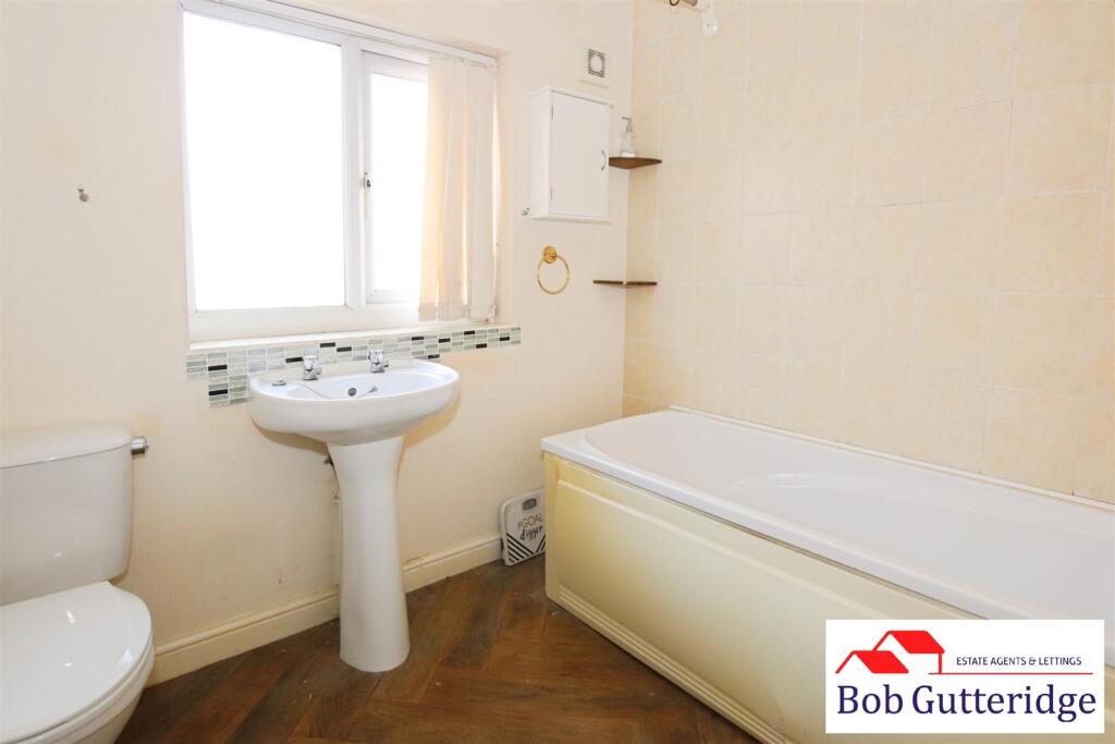 FIRST FLOOR BATHROOM