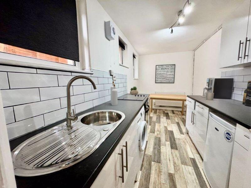Kitchen (furnishings and accessories ...