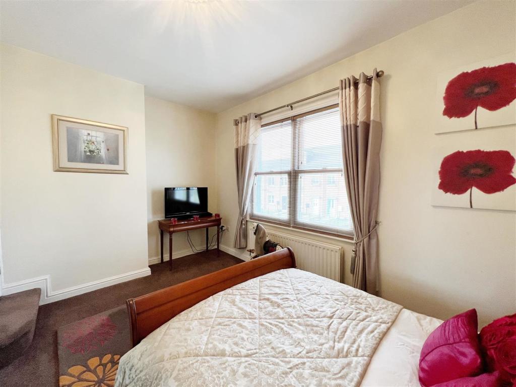 Master Bedroom pic 4.jpg