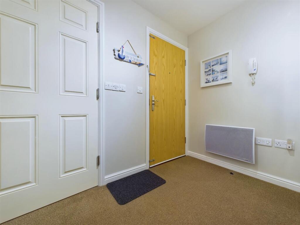 Private entrance:
