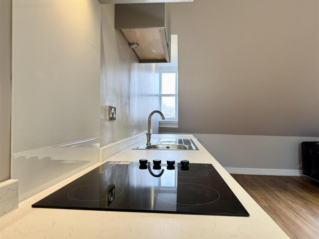 Lounge/dining/kitchen