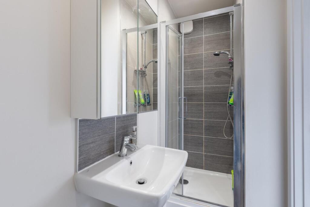 EN SUITE SHOWER ROOM