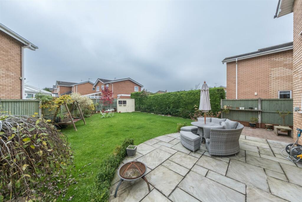 4 Oaktree Close-025.jpg