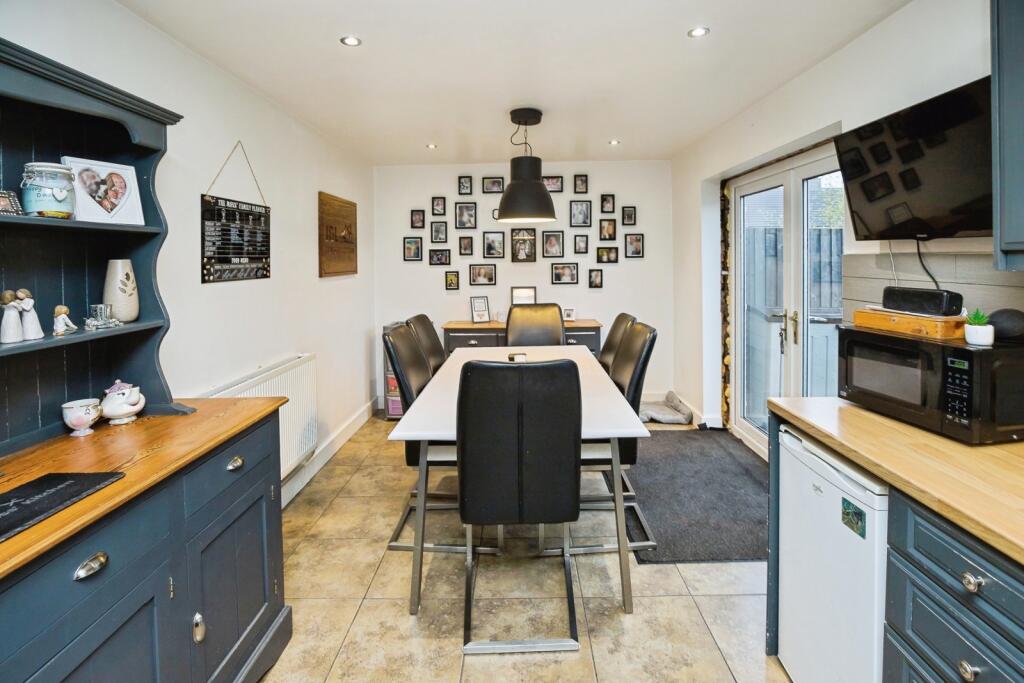 Kitchen/ Dining Room