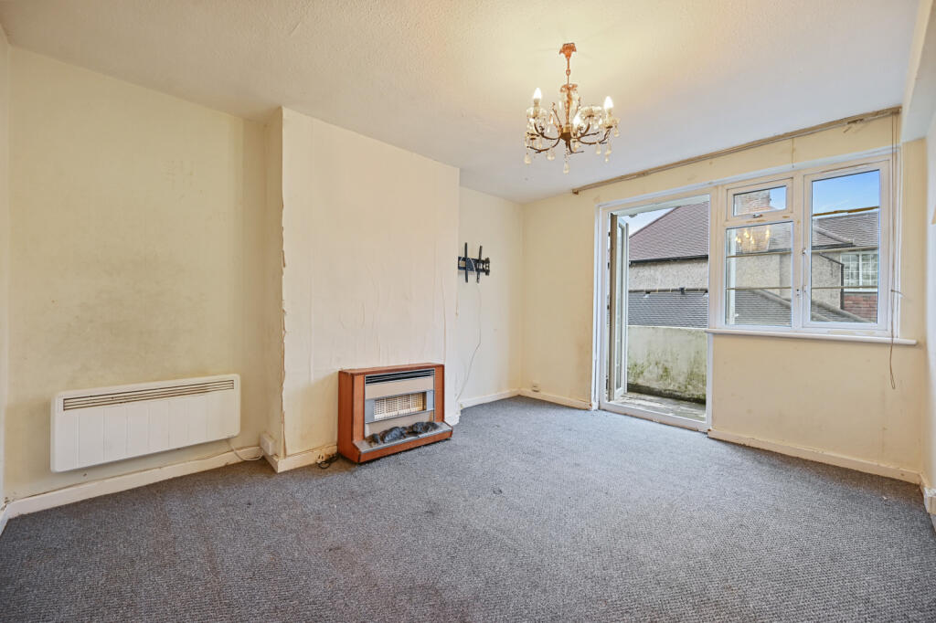 2 bed flat for sale Beech Lawns, London N12