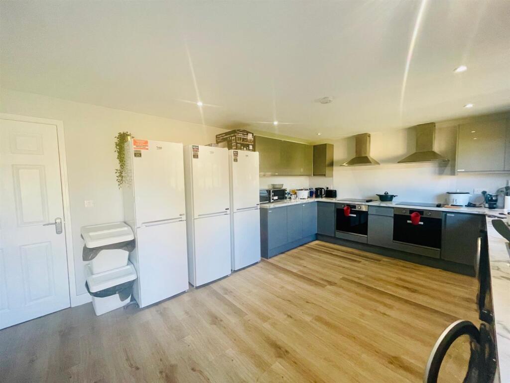 53 Buckingham Road, Bicester Kitchen.jpg