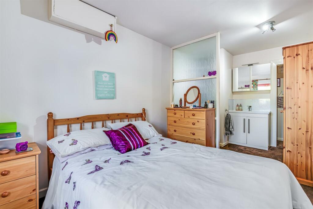 Bed 5.jpg