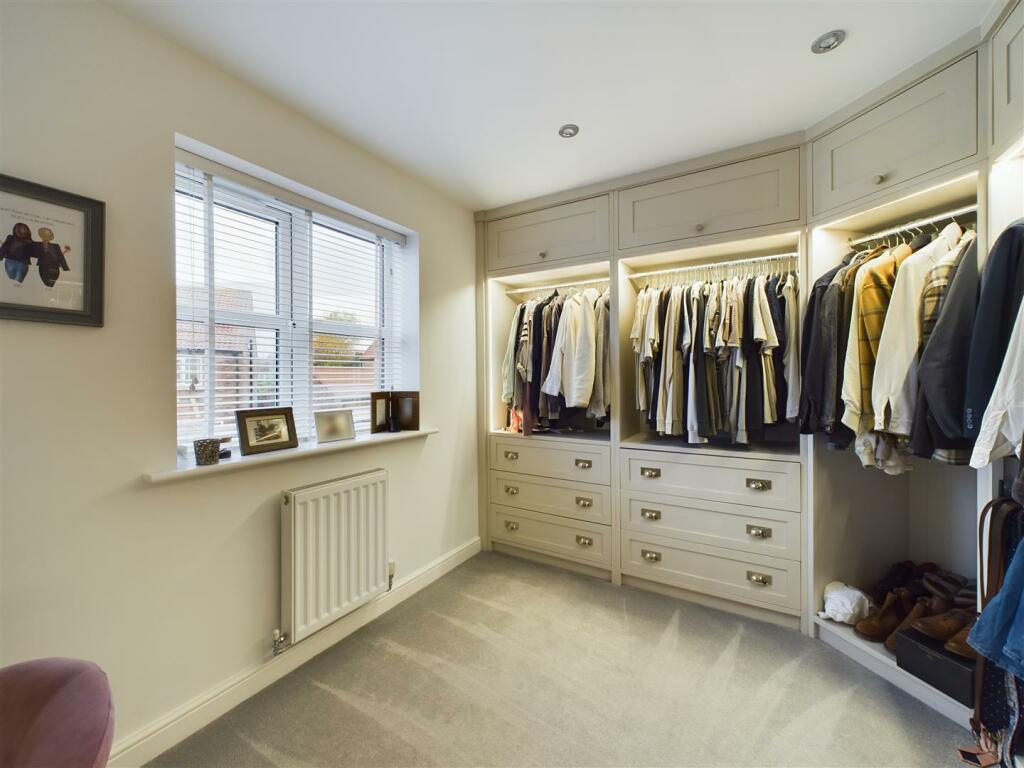 DRESSING ROOM (BEDROOM 4)